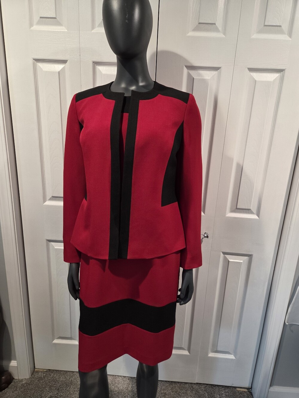 Black Label by Evan-Picone 2-Piece Dress Suit | Jacket 10 / Dress 12 Red Black